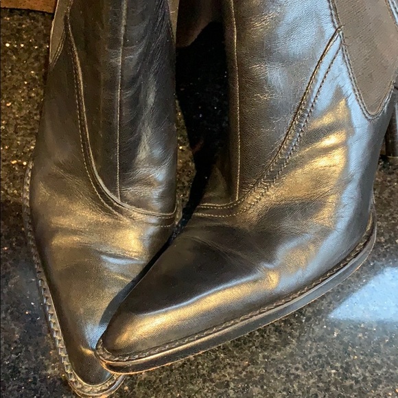 BCBG MAXAZRIA leather ankle boots. - Picture 2 of 6